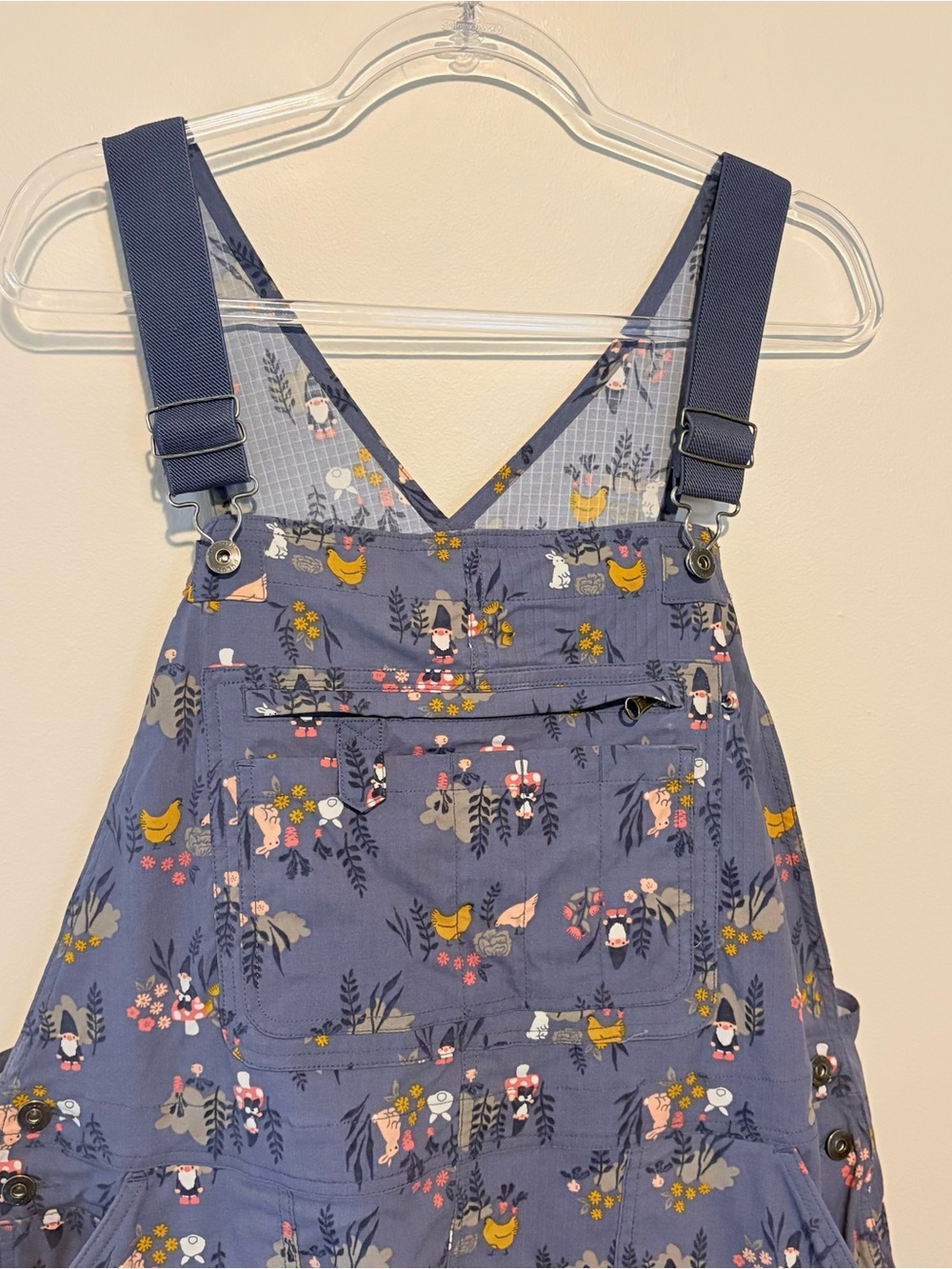 Duluth heirloom gardening short overalls in garden gnome print - Picture 3 of 7